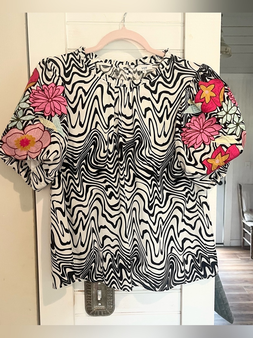 Voy Black & White Wave-Print Blouse with Pink Floral Puff Sleeves